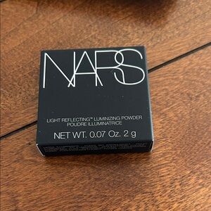 NARS Luminizing Powder in Black Compact